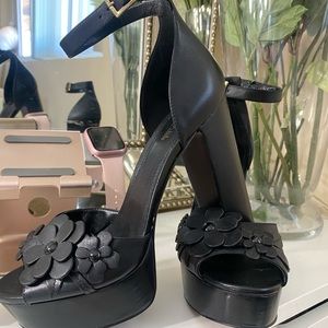 Beautiful NW MICHAEL KORS PLATFORM HEELS